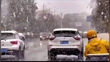 内蒙古锡林浩特迎来降雪，一天降温超20℃
