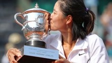 2011年法国网球公开赛，李娜拿下冠军，现场画面被拍下！