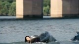 汉江怪物：女儿被水底怪物抓走，小伙子跳入水中想救人！