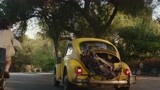 《大黄蜂》：新买的车，后备箱居然长出一只机械手臂，吓坏女孩