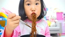 韩国宝蓝玩厨房玩具游戏，用它们煮炸酱面，感觉有趣又好吃！