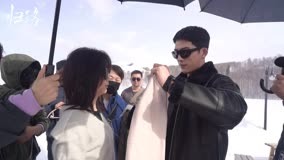 Watch the latest Road Home behind the scenes: Jing Boran and Tan Songyun put on their scarves on the set (2023) online with English subtitle for free English Subtitle