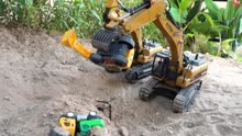 挖掘机抓木机救小工程车