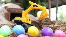 挖掘机挖沙土发现奇趣蛋