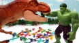 绿色巨人和恐龙玩具