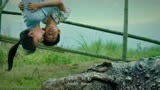 《百万巨鳄》：恶霸用小孩引出巨鳄出来，谁知巨鳄认识小孩！