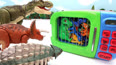 大型恐龙玩具和魔术微波炉