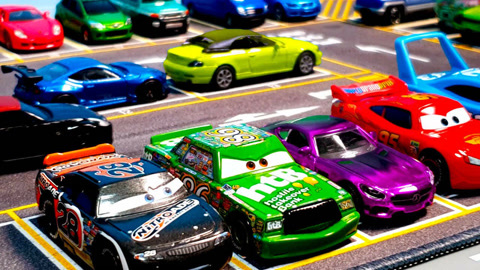 工程车玩具车救援动画 第130集 颜六色的汽车玩具正倾泻而出
