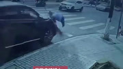 上海奉贤一环卫工遭私家车撞飞，监控记录事发过程！警方：轻微伤