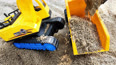 挖掘机自卸车合作拉沙子